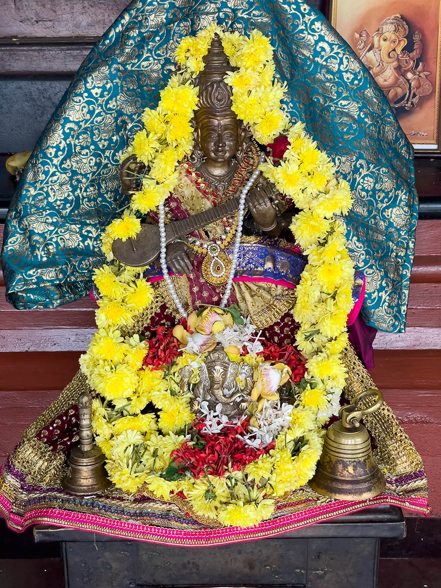 श्री मूकाम्बिका मंदिर, कोल्लूर (वेदी पर देवी सरस्वती की छोटी पीतल की मूर्ति)