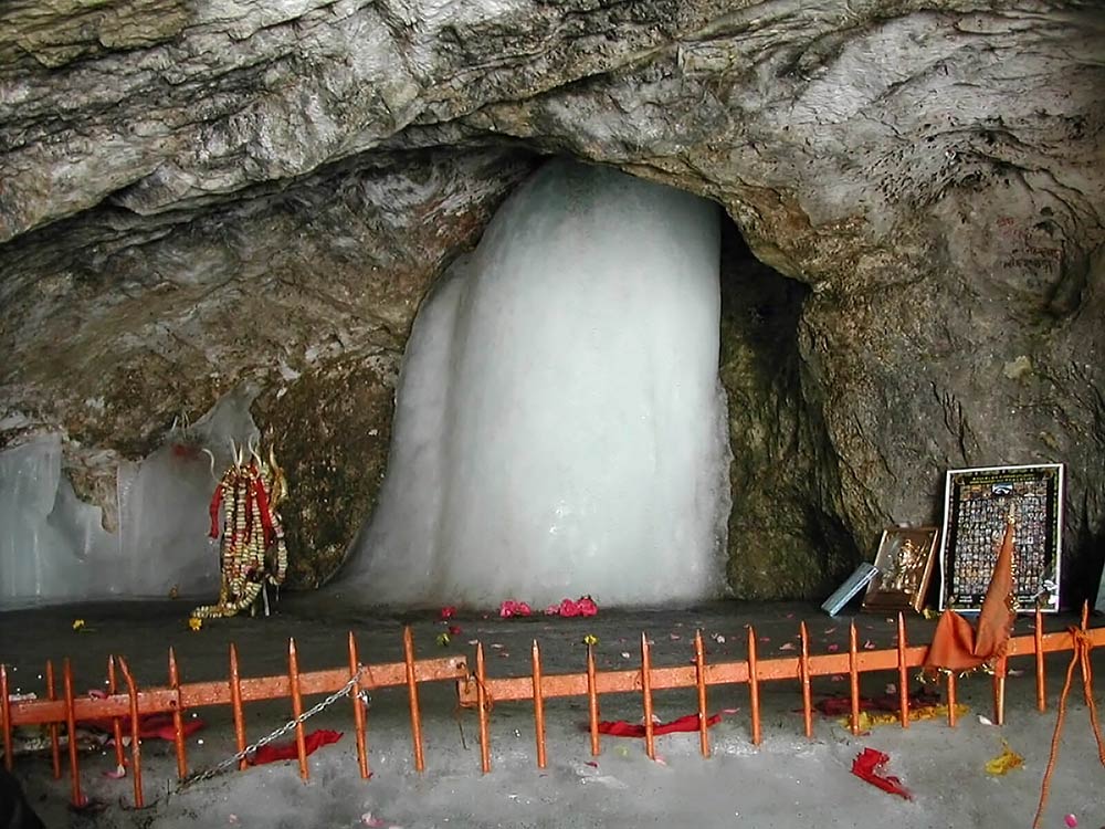 Ледяной лингам пещерного храма Амарнатха Шивы
