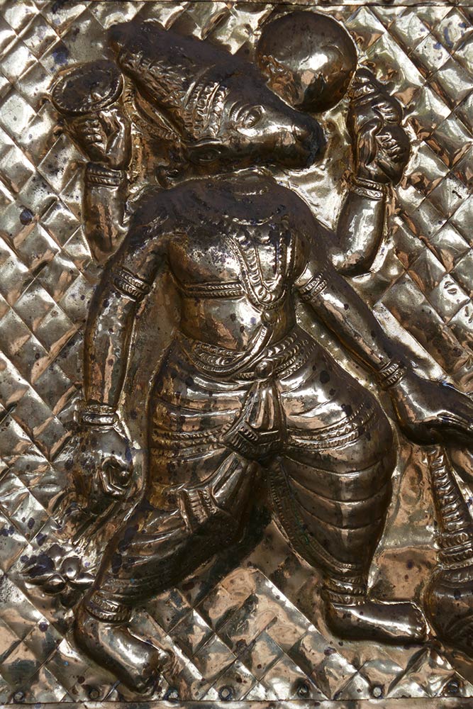 Hanuman-beeldhouwwerk op tempeldeur, Amabalapuzha Sri Krishna-tempel, Guruvayur