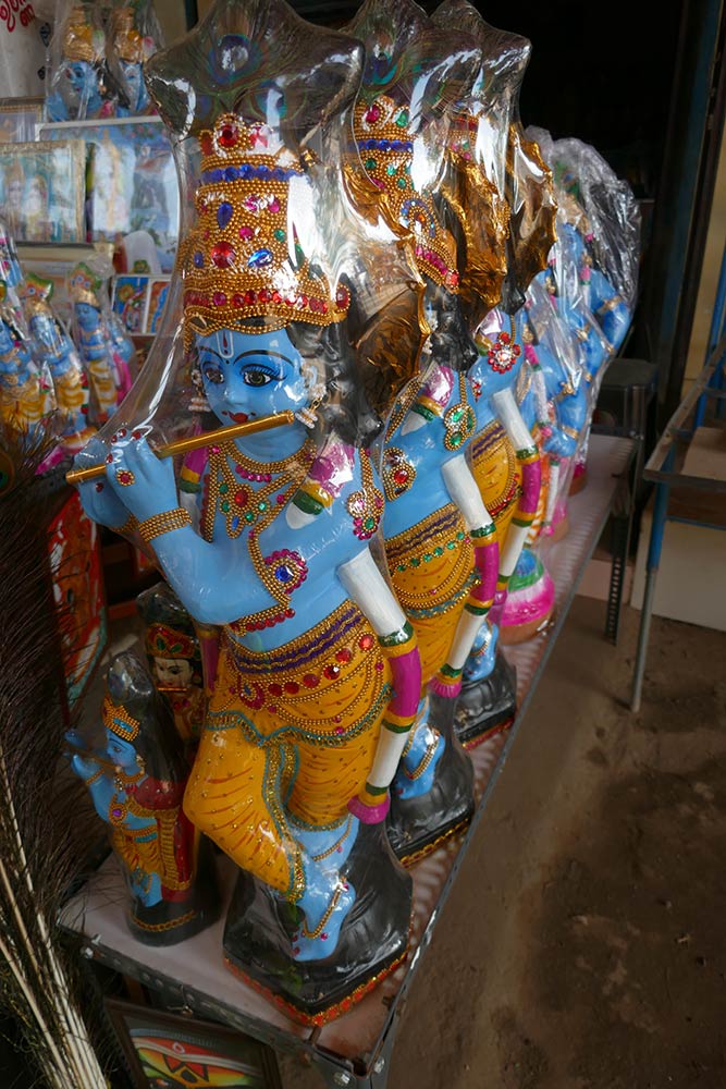 Muoviin käärittyjä Krishnan patsaita myytävänä, Amabalapuzha Sri Krishna Temple, Guruvayur