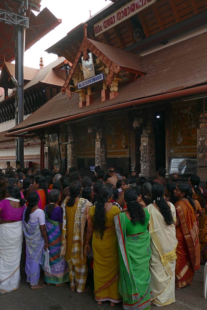 Mujeres devotas en el Templo Sri Krishna, Guruvayur