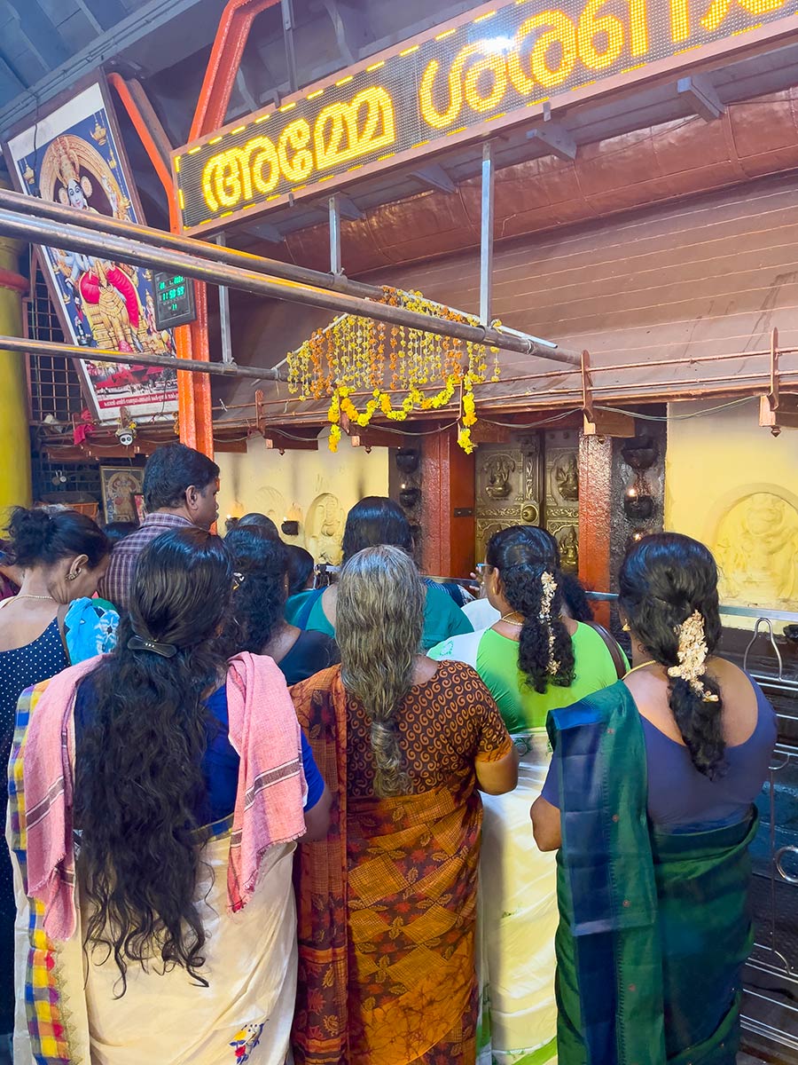Pyhiinvaeltajat Kodungallur Bhagavathy -temppelin sisäänkäynnillä Kodungallurissa