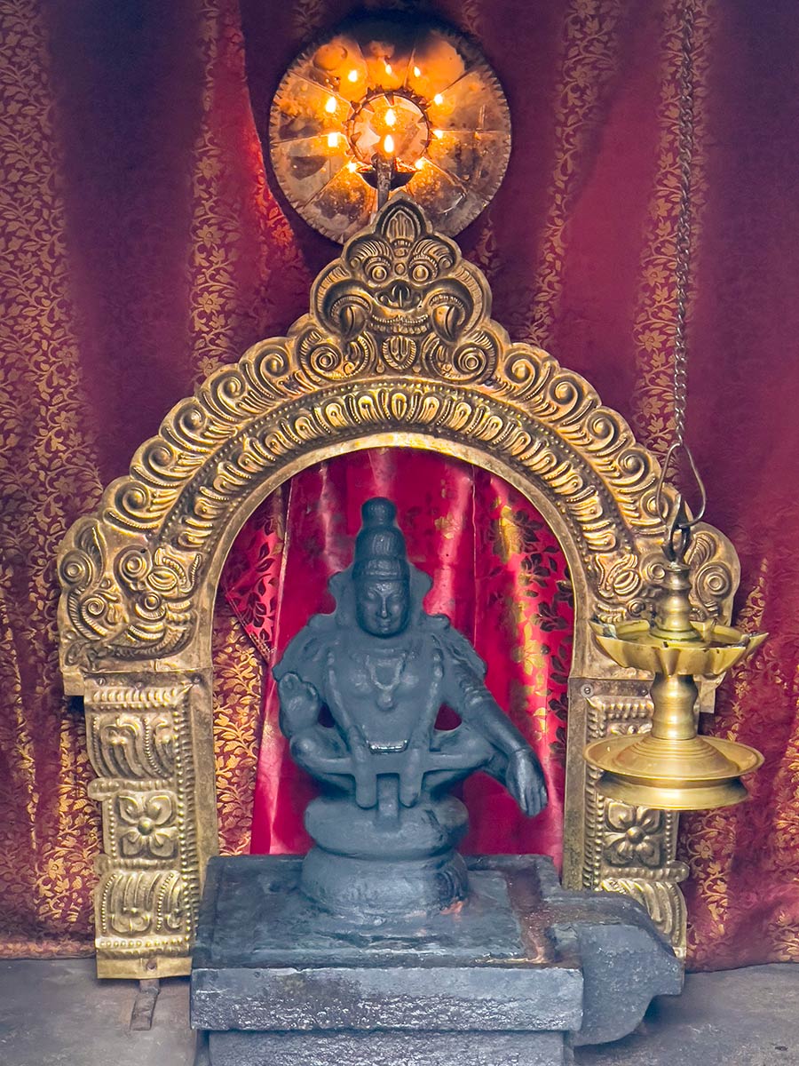 Pachalloor Sri Badhrakali-tempel, Thiruvananthapuram. Standbeeld in klein heiligdom bij tempel.