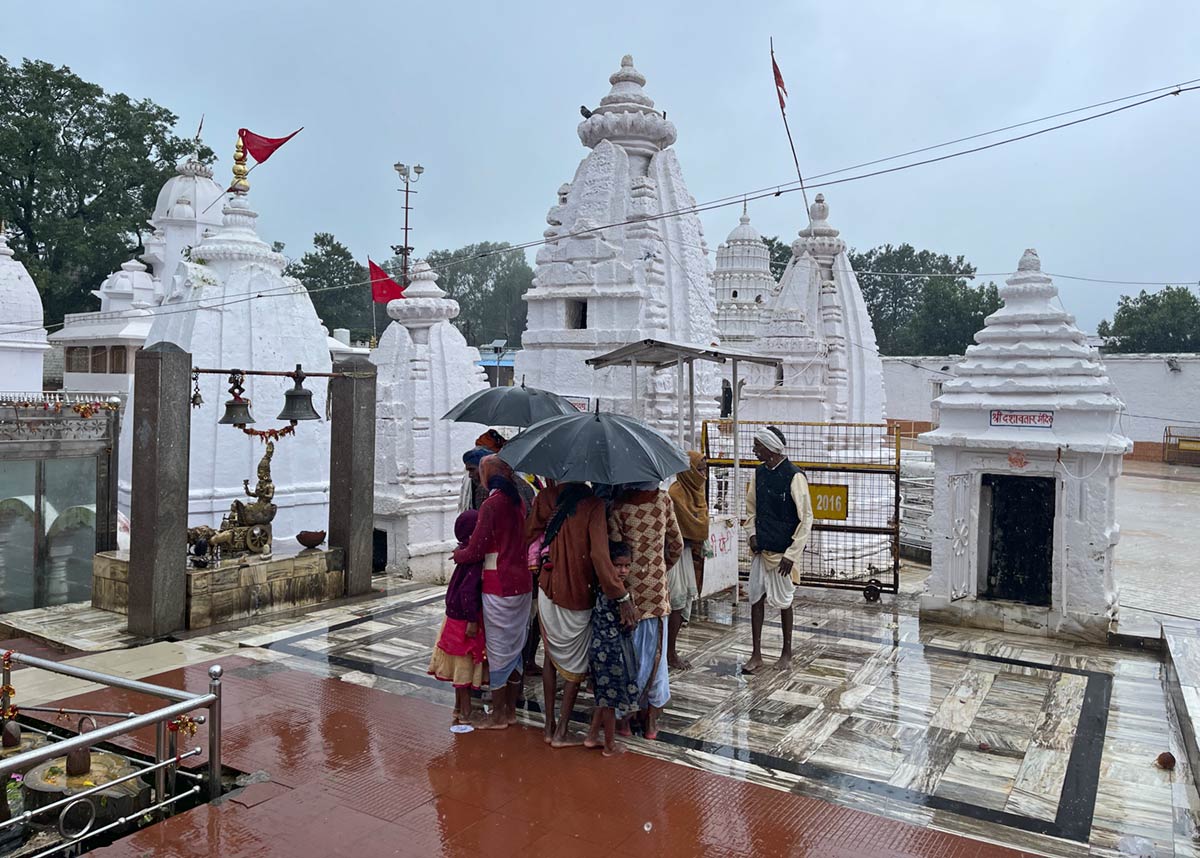 Peregrinos na chuva, Templo Narmada Udgam, Amarkantak