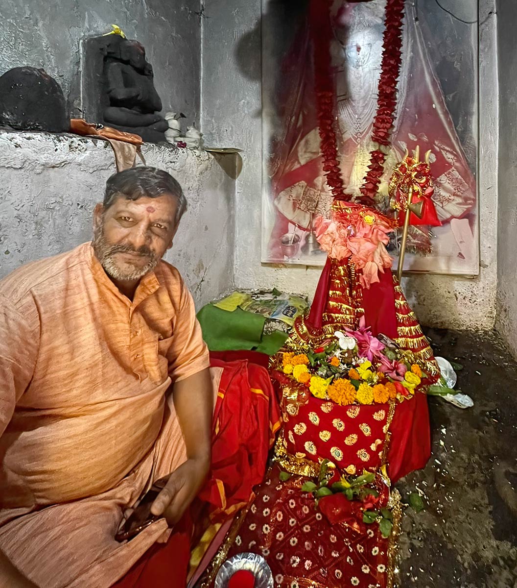 Tempelpriester en standbeeld van godin Narmada, Narmada Udgam-tempel, Amarkantak