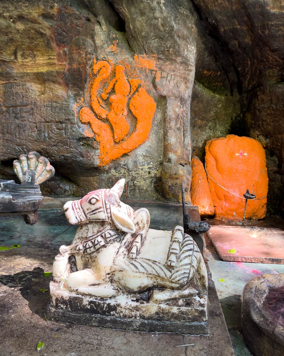 Touro Nandi, Shiva como cobra de várias cabeças, estátua de Ganesh, Templo da Caverna Baba Mahadev, Pachmarhi