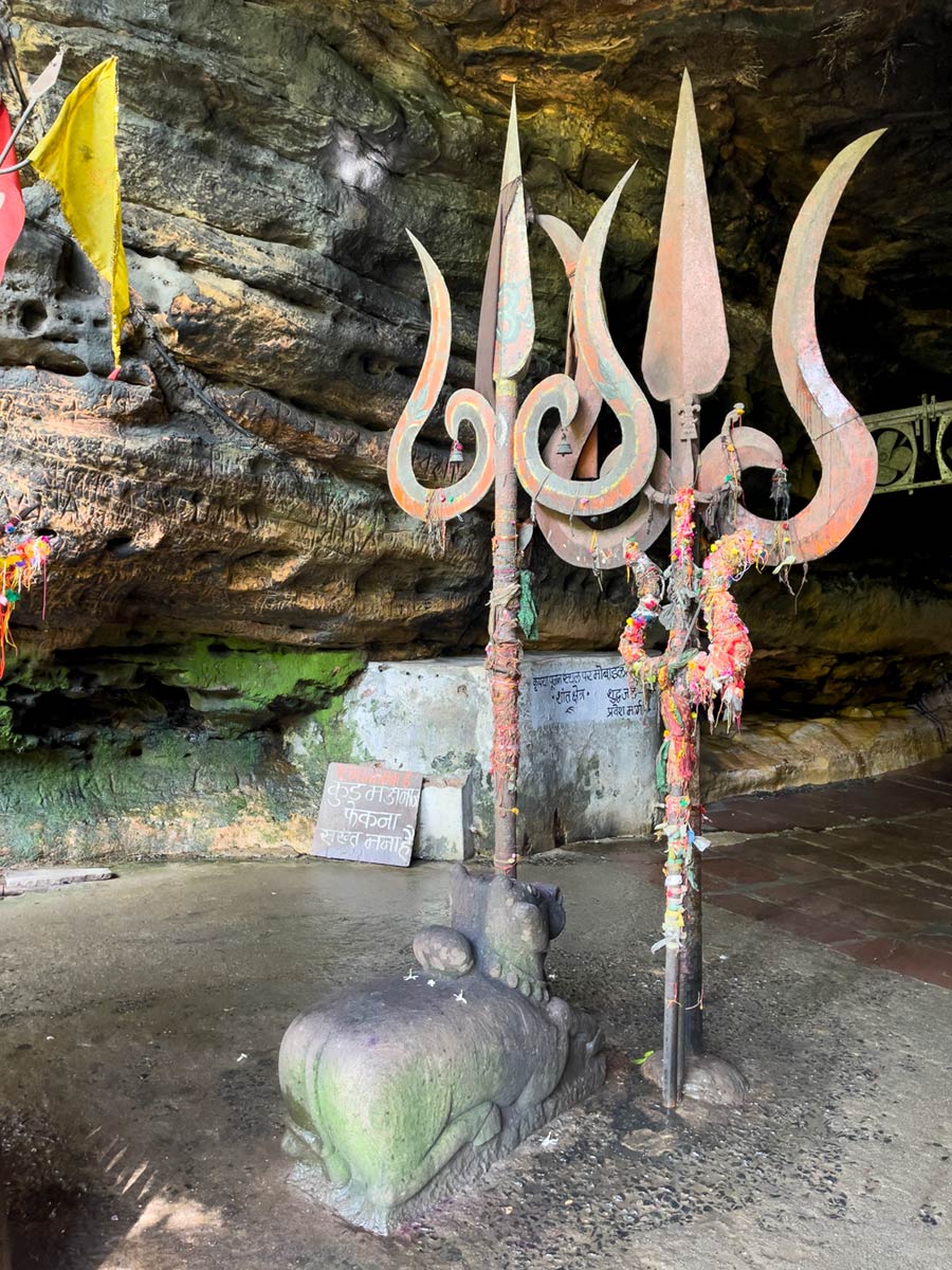 Trishula tridentes de Shiva, Templo de la cueva Bada Mahadev, Pachmarhi