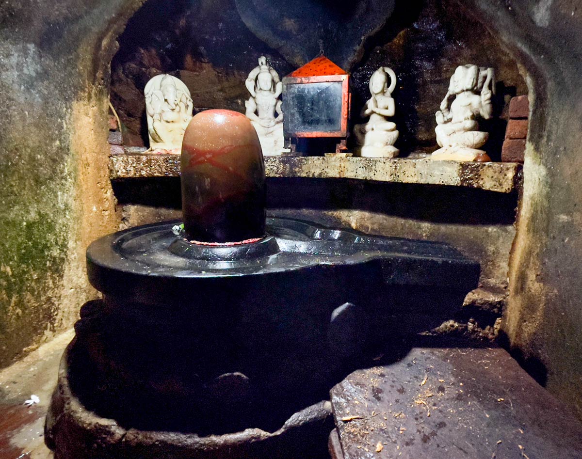 شيفا لينجام ، معبد كهف بادا ماهاديف ، باتشمارهي