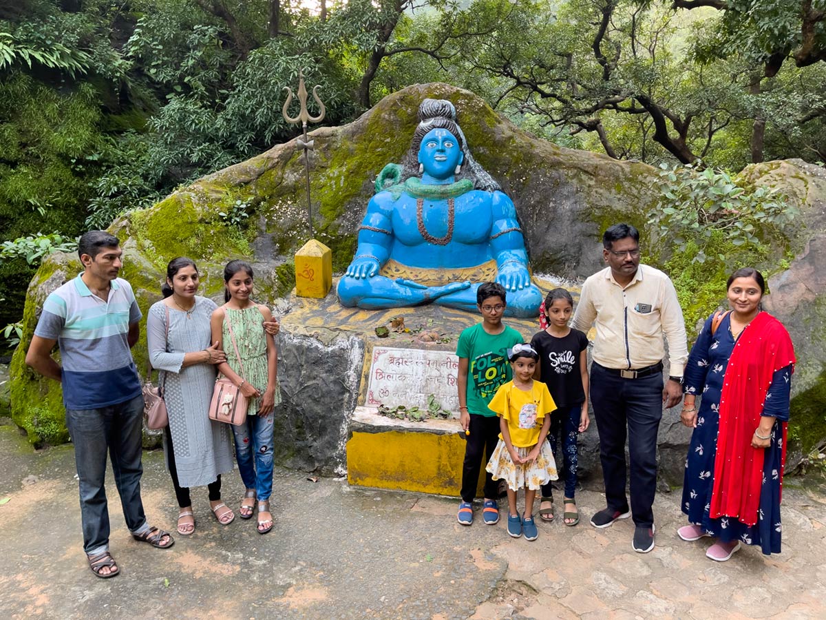 Due famiglie con Shiva al tempio Jatashankar, Pachmarhi