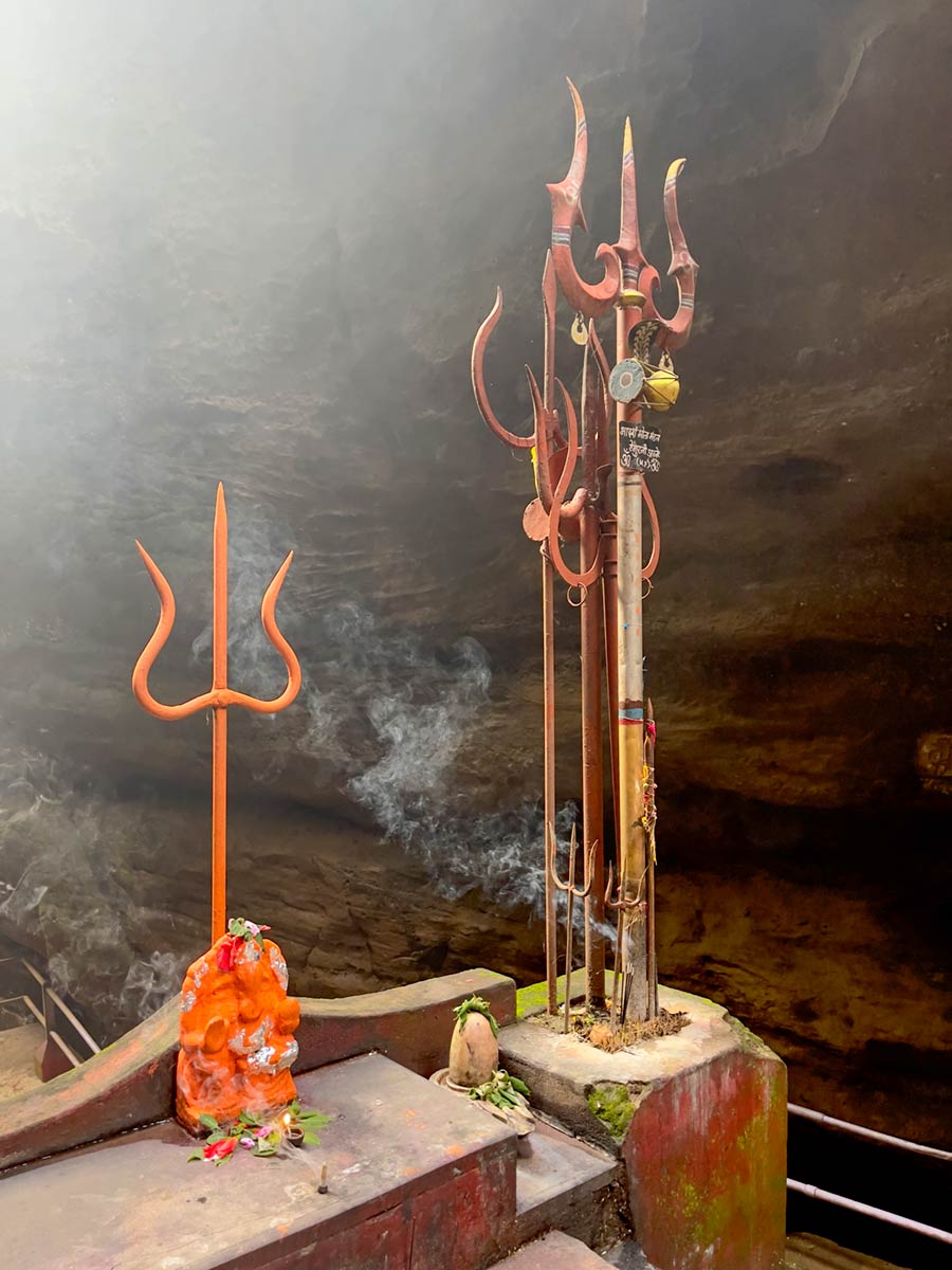 Tridentes de Shiva Trishula, estatua de Ganesh e incienso en el templo de Jatashankar, Pachmarhi