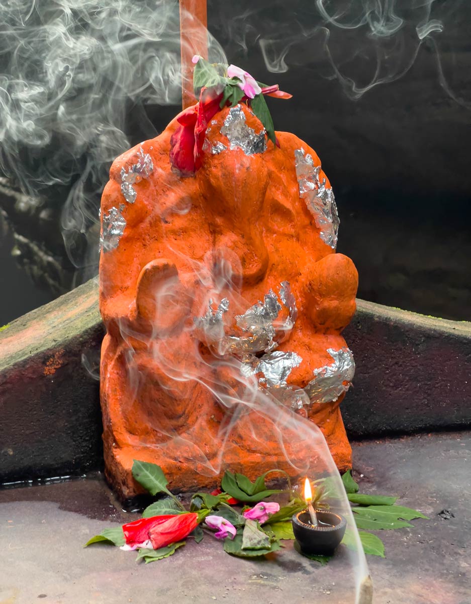 Estátua de Ganesh com incenso, Templo Jatashankar, Pachmarhi
