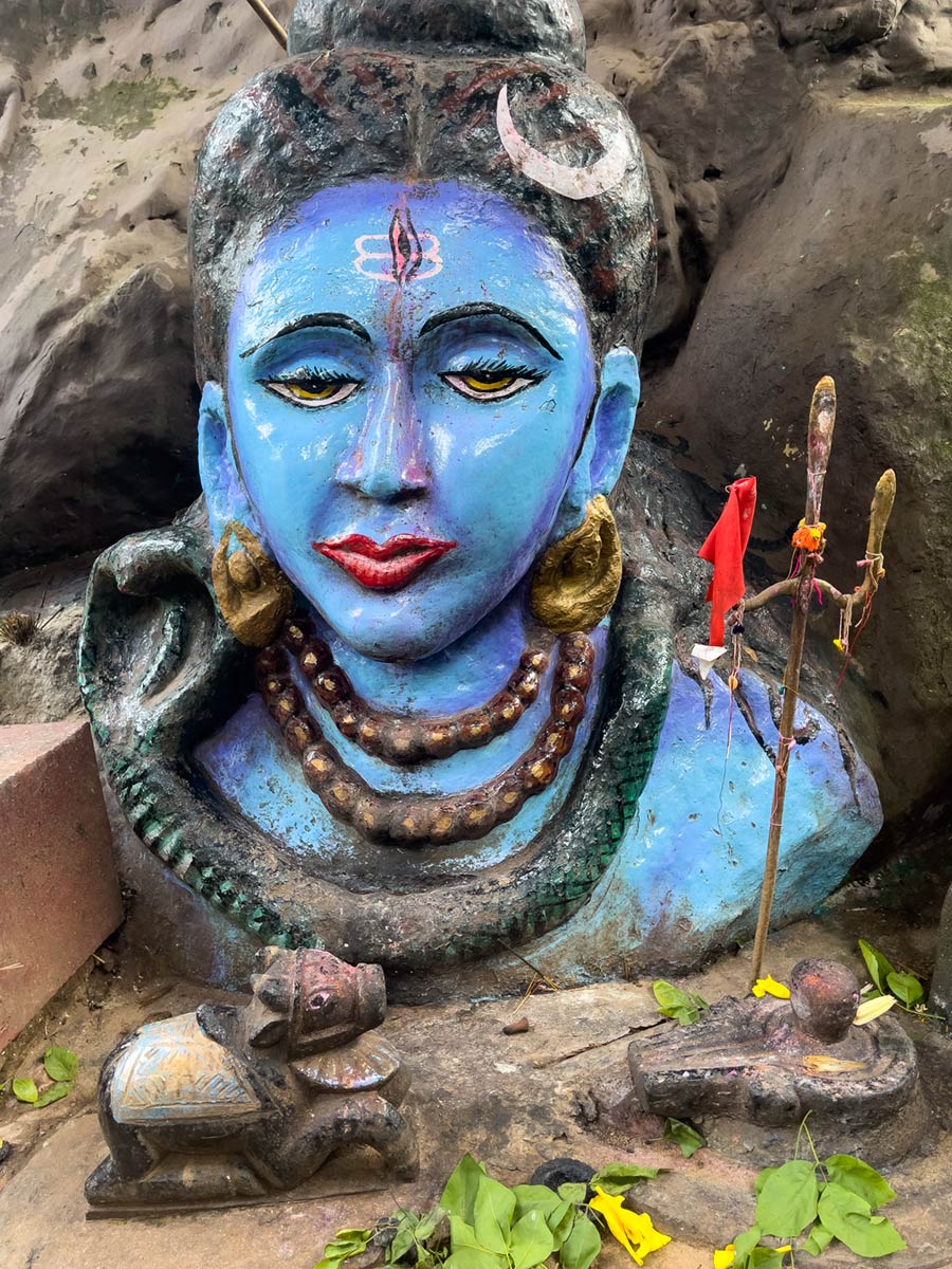 Estátua de Shiva, pequeno Nandi Bull e Lingam, Templo Jatashankar, Pachmarhi