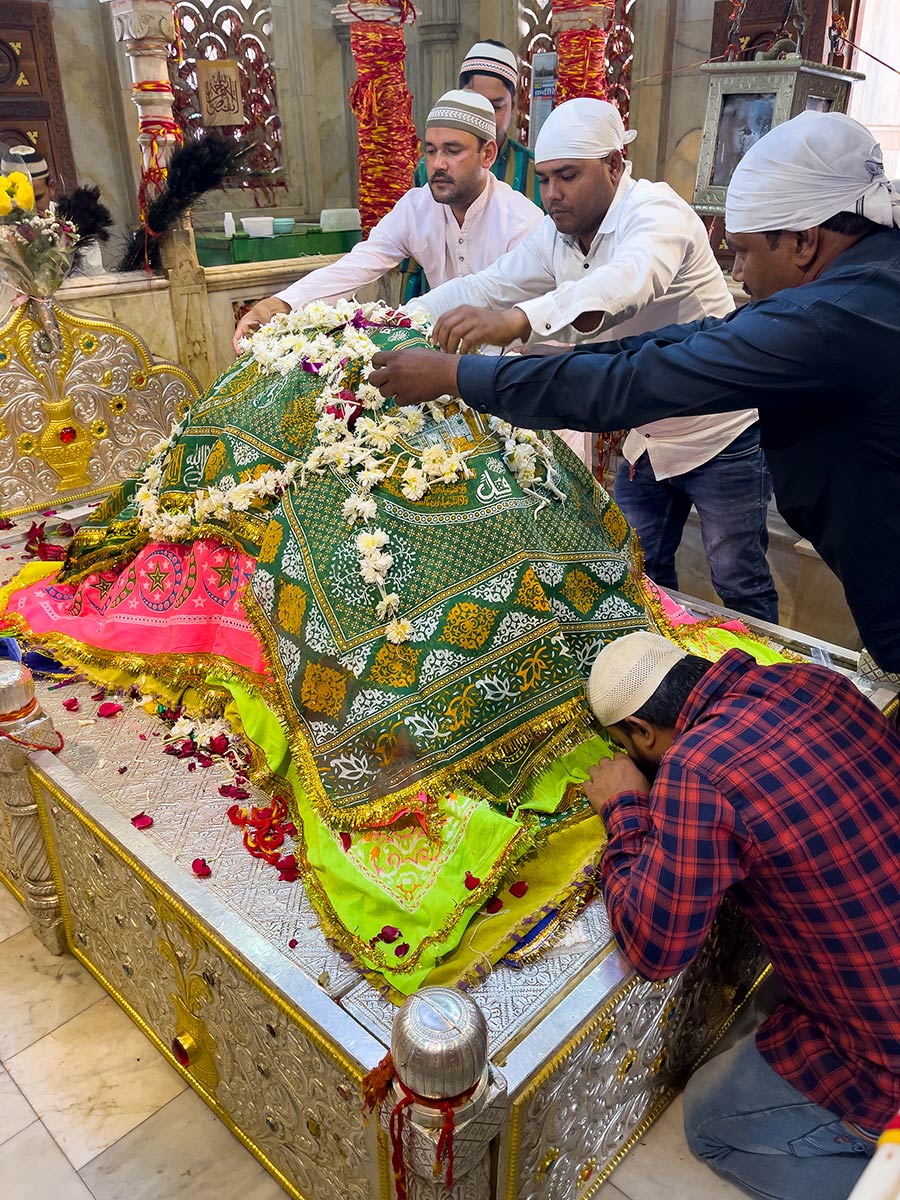 Hajrat Kamar Ali Durvesh Dargah, Shivpur. Pelgrims leggen stoffen lijkwaden op het graf van de heilige.
