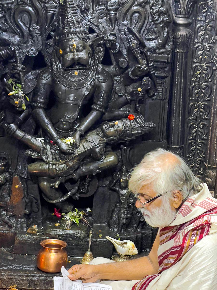 Kshetra Jwala Narasinha Teertha, Kole. Sacerdote del templo cantando mantras sagrados de las escrituras.
