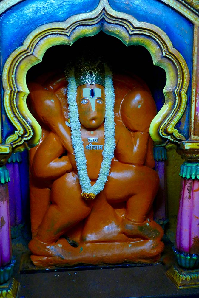 Estatua de Hanuman en el templo de Pandharpur. En su pecho está escrito Jai Shri Ram.