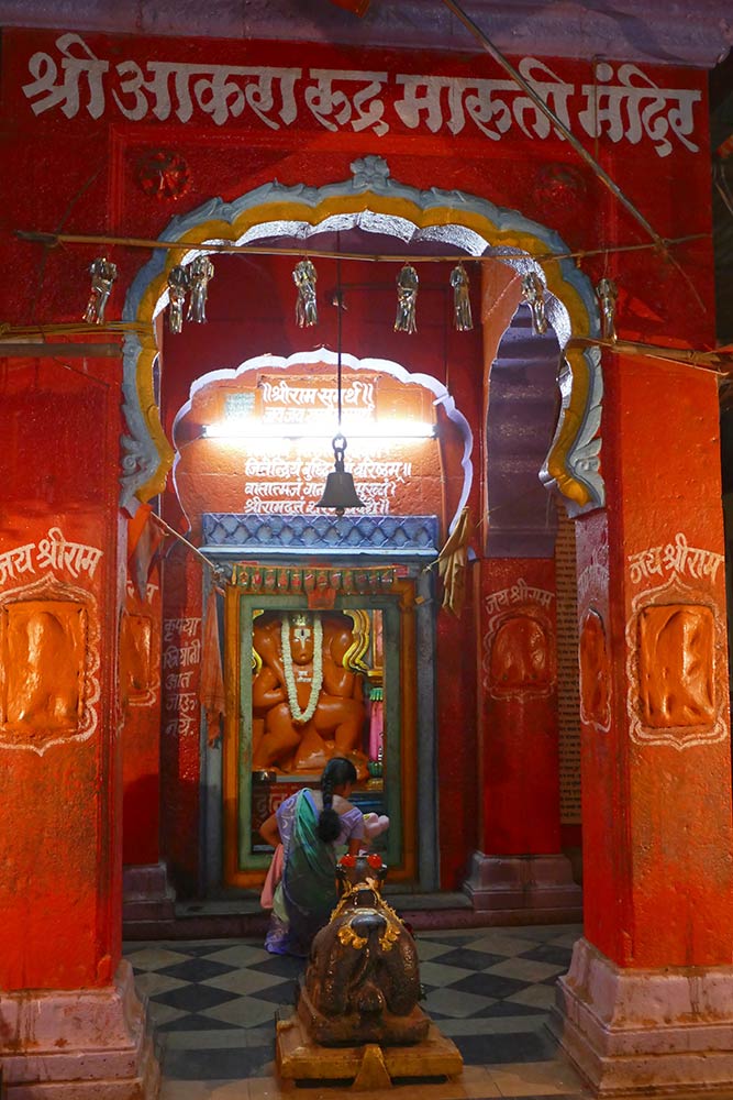 Hanuman-Schrein, Pandharpur. Frau mit Kind betet zu Hanuman.