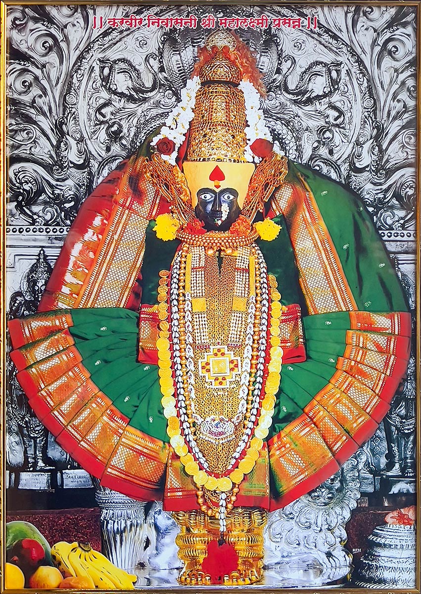 Mahalakshmin temppeli, Kolhapur. Pieni juliste, jossa on valokuva jumalatar Lakshmin patsaasta.