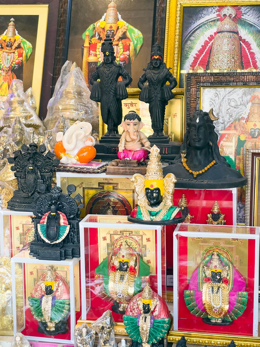 Templo de Mahalakshmi, Kolhapur. Estátuas para venda de Lakshmi, Shiva, Ganesh