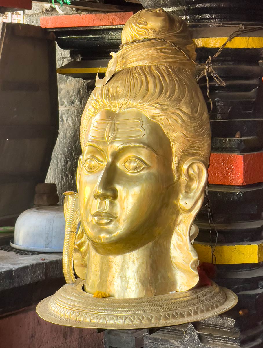 Mahalakshmi tenplua, Kolhapur. Shivaren brontzezko estatua.