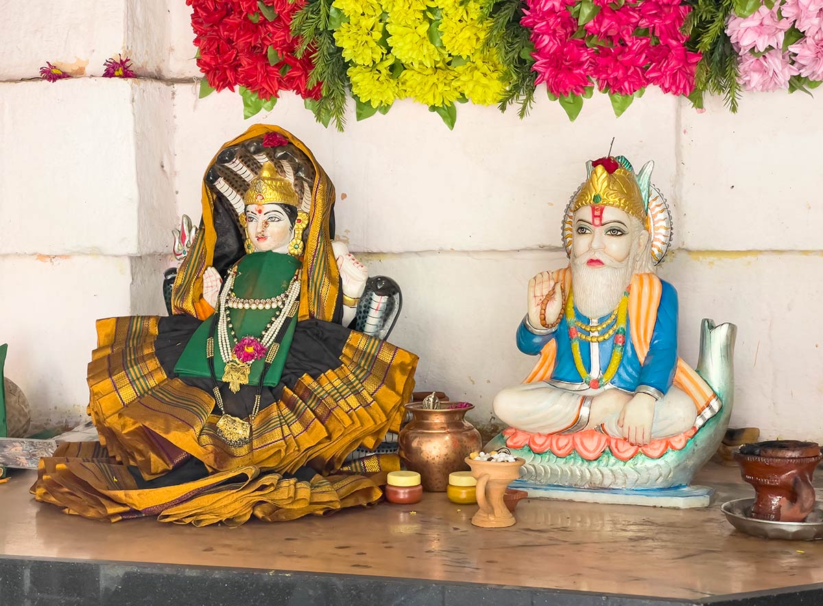 Mahalakshmi tenplua, Kolhapur. Tenpluko aldareko estatuak.