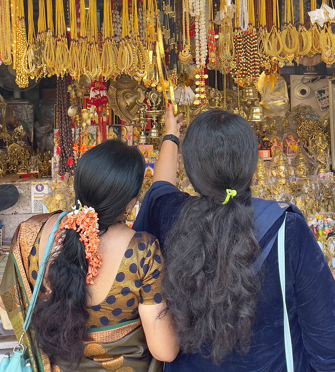 معبد ماهالاكشمي ، كولهابور. نساء في محل الحاج يبيعن أدوات دينية.