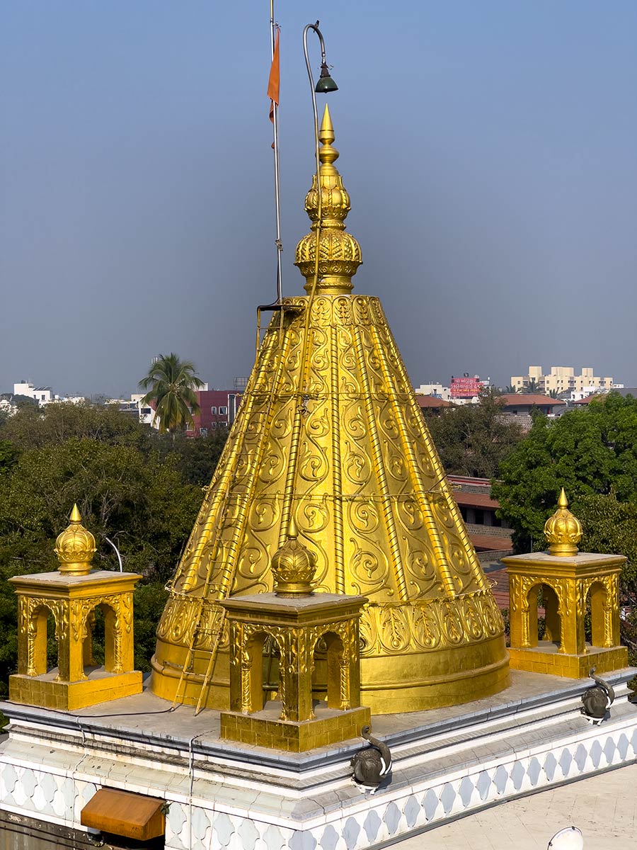 Shirdi Sai Baba Samadhi Mandir, Shirdi. Mezar tapınağının çatısı.