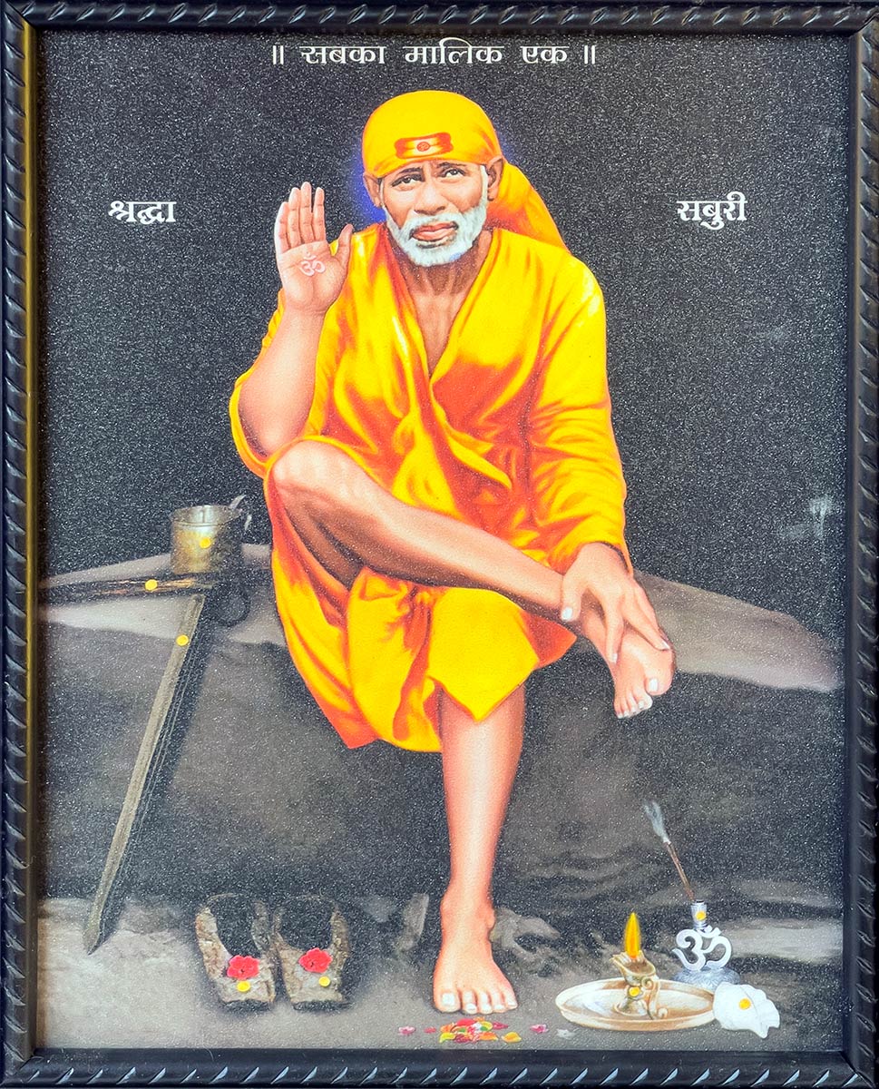 Shirdi Sai Baba Samadhi Mandir, Shirdi. Pintura de Sai Baba a la venta cerca del santuario.