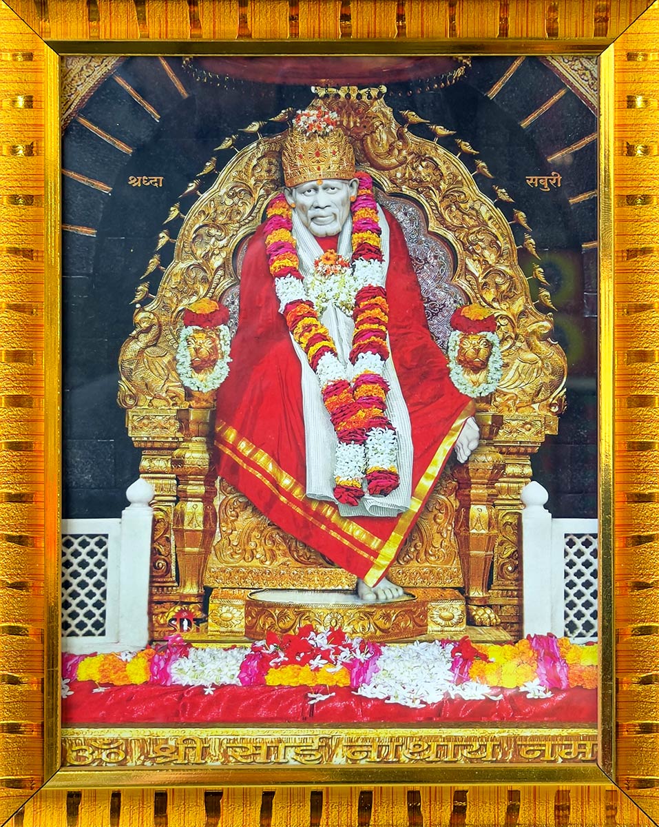 Shirdi Sai Baba Samadhi Mandir, Shirdi. Pieni kehystetty valokuva Sai Baban patsaasta.