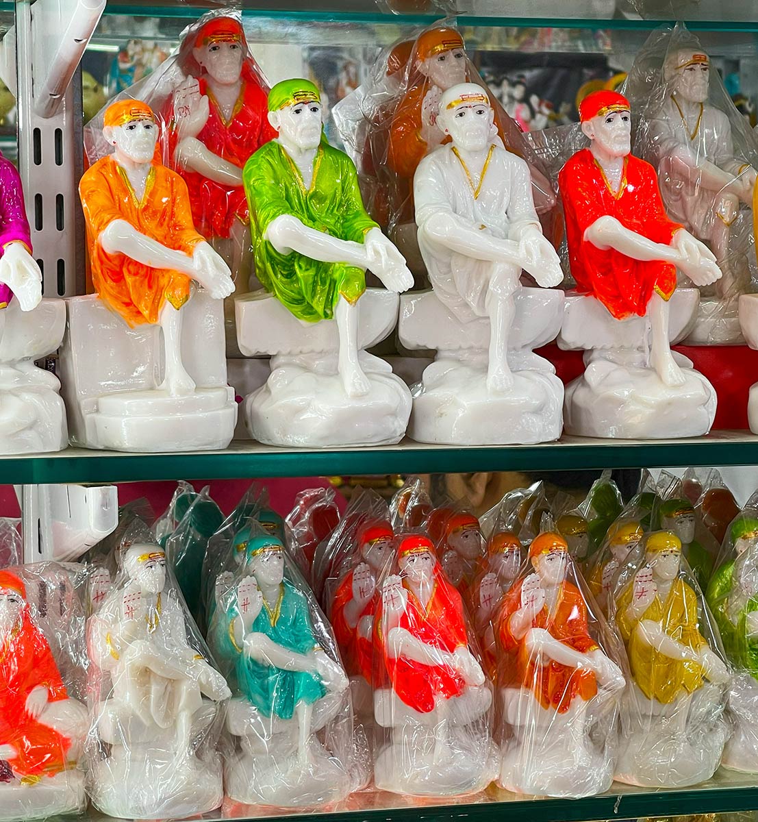 Shirdi Sai Baba Samadhi Mandir Shirdi, Petites statues de Sai Baba à vendre.