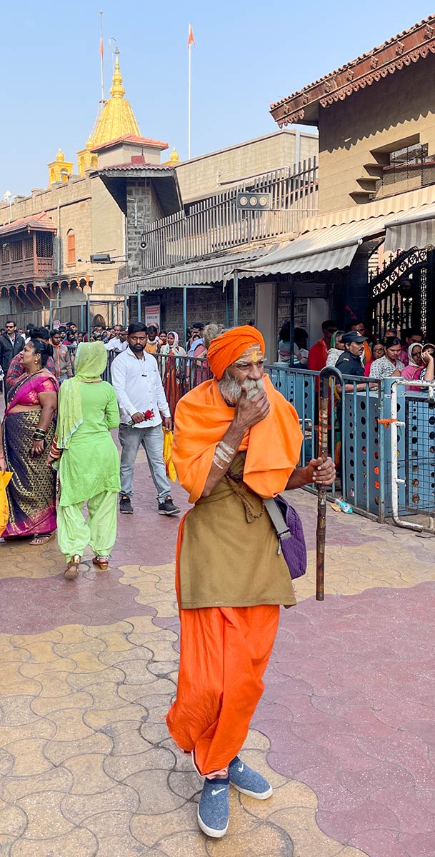 Shirdi Sai Baba Samadhi Mandir, Shirdi. Sadhu (hombre santo errante) en el templo.