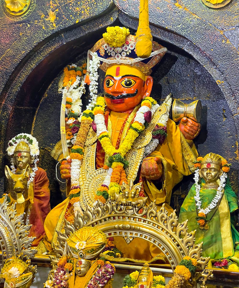Shri Khandoba Marthanda Bhairava Mandir, Jejuri. Khandoba'nın heykeli.