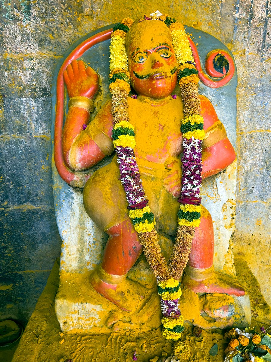 Shri Khandoba Marthanda Bhairava Mandir, Jejuri. Beeld van Hanuman met kurkumapoeder.