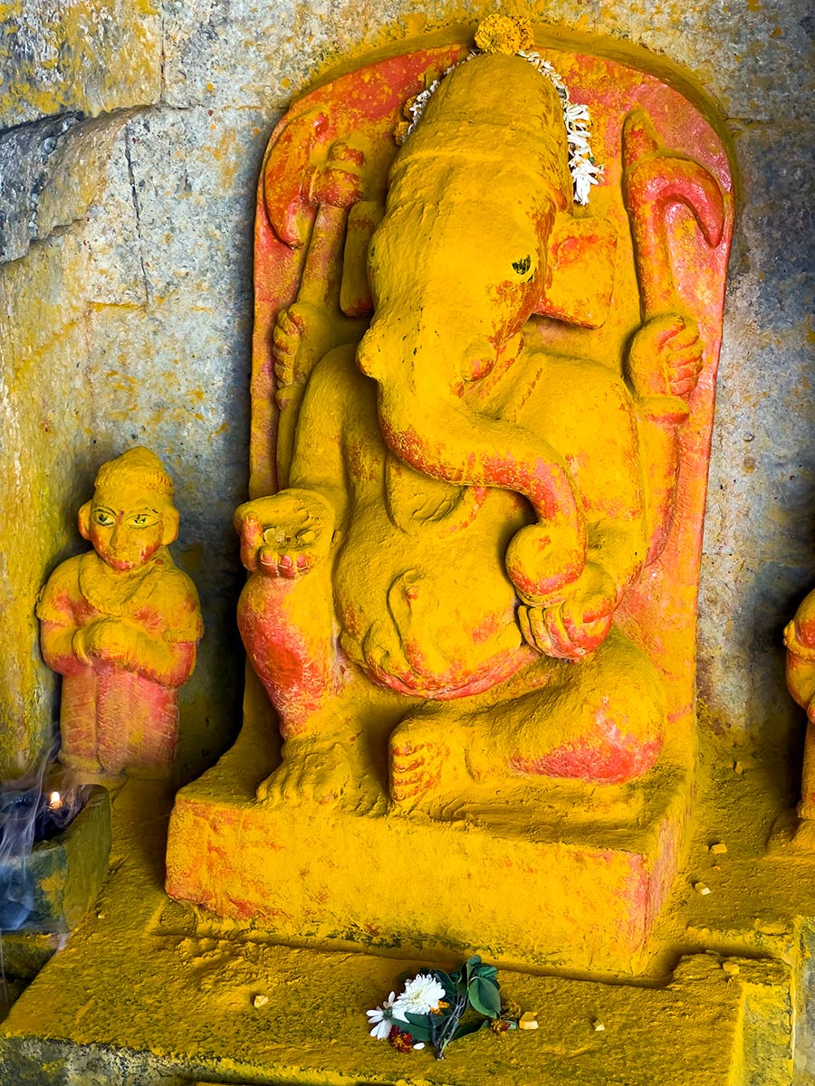 Shri Khandoba Marthanda Bhairava Mandir Jejuri. Estatua de Ganesh con polvo de cúrcuma.