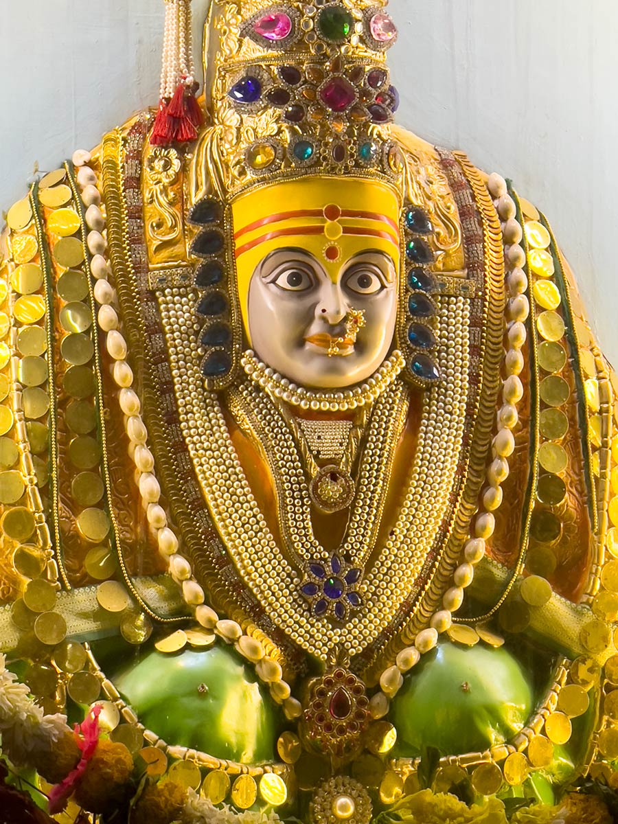 Tulja Bhavani Mandir Tuljapur. Shakti jainkosaren estatua.