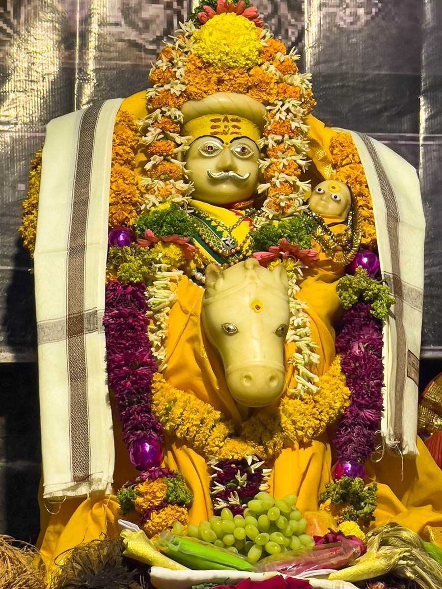Tulja Bhavani Mandir, Tuljapur. Statue von Shiva mit Nandi-Stier.