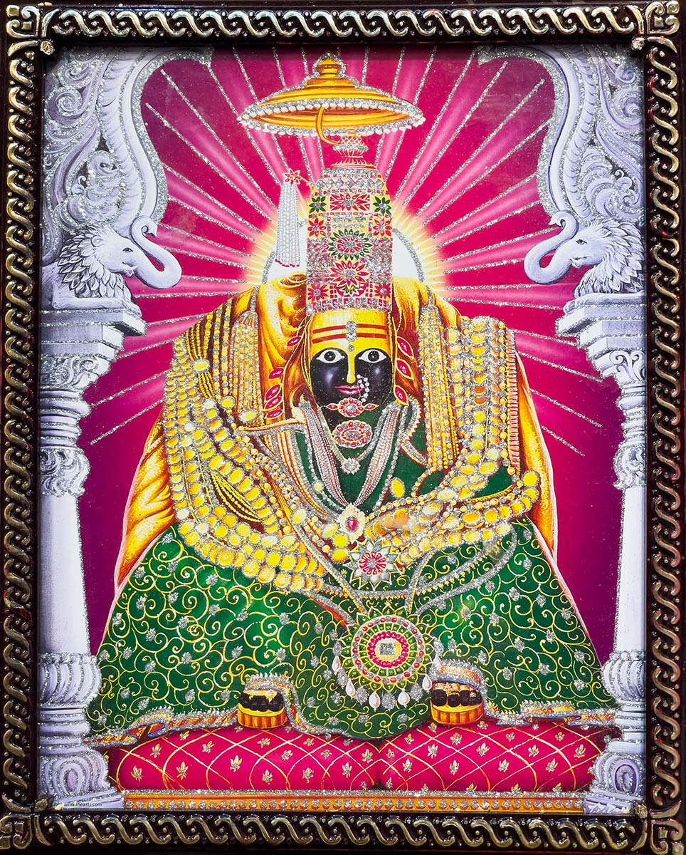 Tulja Bhavani Mandir, Tuljapur. Myydään pieni kehystetty valokuva jumalatar Shaktista.