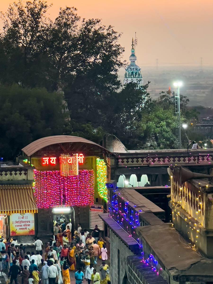 Tulja Bhavani Mandir, Tuljapur. Pyhiinvaeltajat temppelin pihalla.