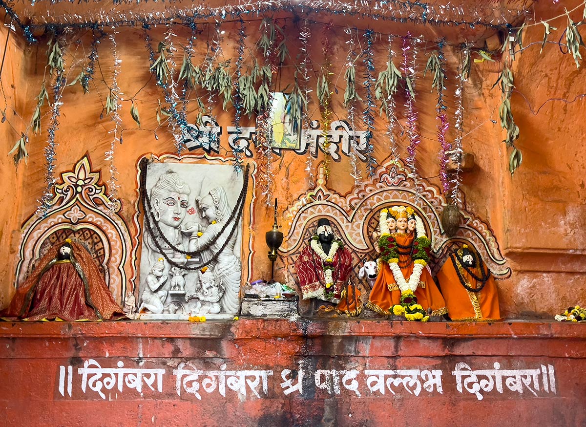 Tulja Bhavani Mandir, Tuljapur. Standbeelden van verschillende godheden in zijaltaar van de hoofdtempel.