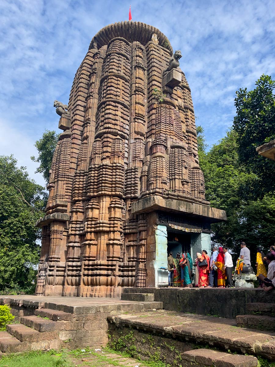 Pilger betreten den Kusakeswara-Tempel, Bhubaneshwar