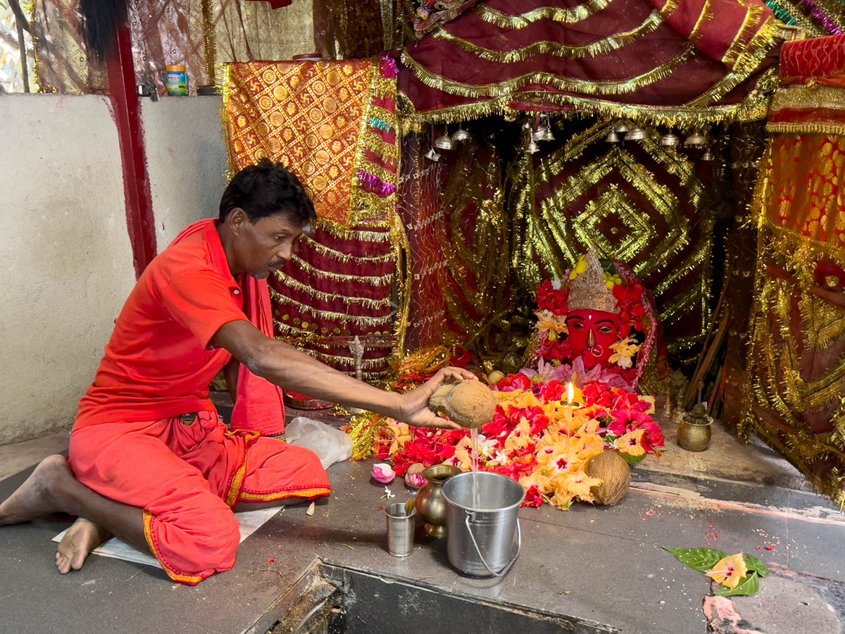 Tempelpriester die zich voorbereidt op de Puja-ceremonie, de Ghanteshwari-tempel, Burla