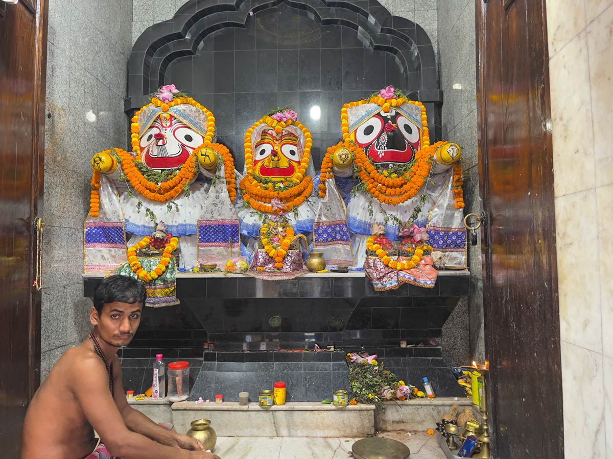 Sacerdote do templo e estátuas de divindades no Templo de Jagannath, Cuttack