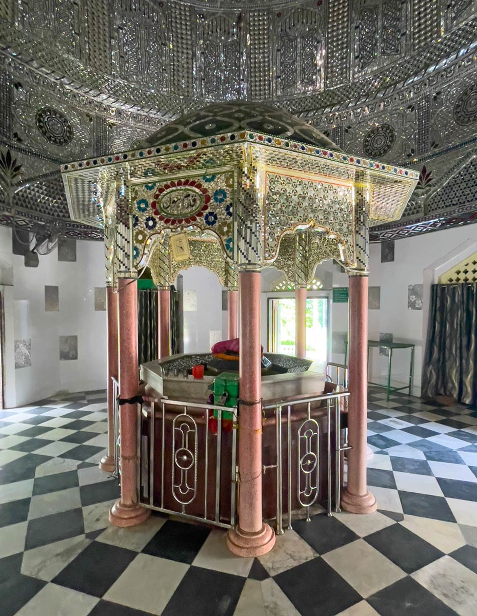 Interieur van het heiligdom van de voetafdruk van Mohammed, Quadam Rasul Masjid, Cuttack