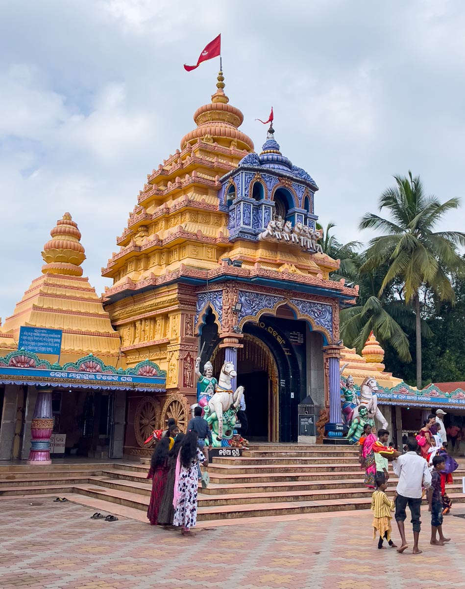 Maa Tarini Tapınağı, Ghatgaon'un girişinde hacılar