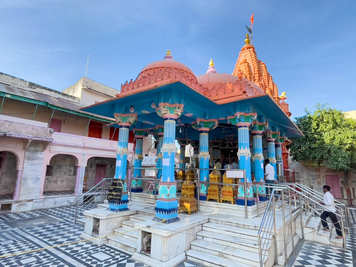 Pelgrims die de Brahma-tempel in Pushkar binnengaan