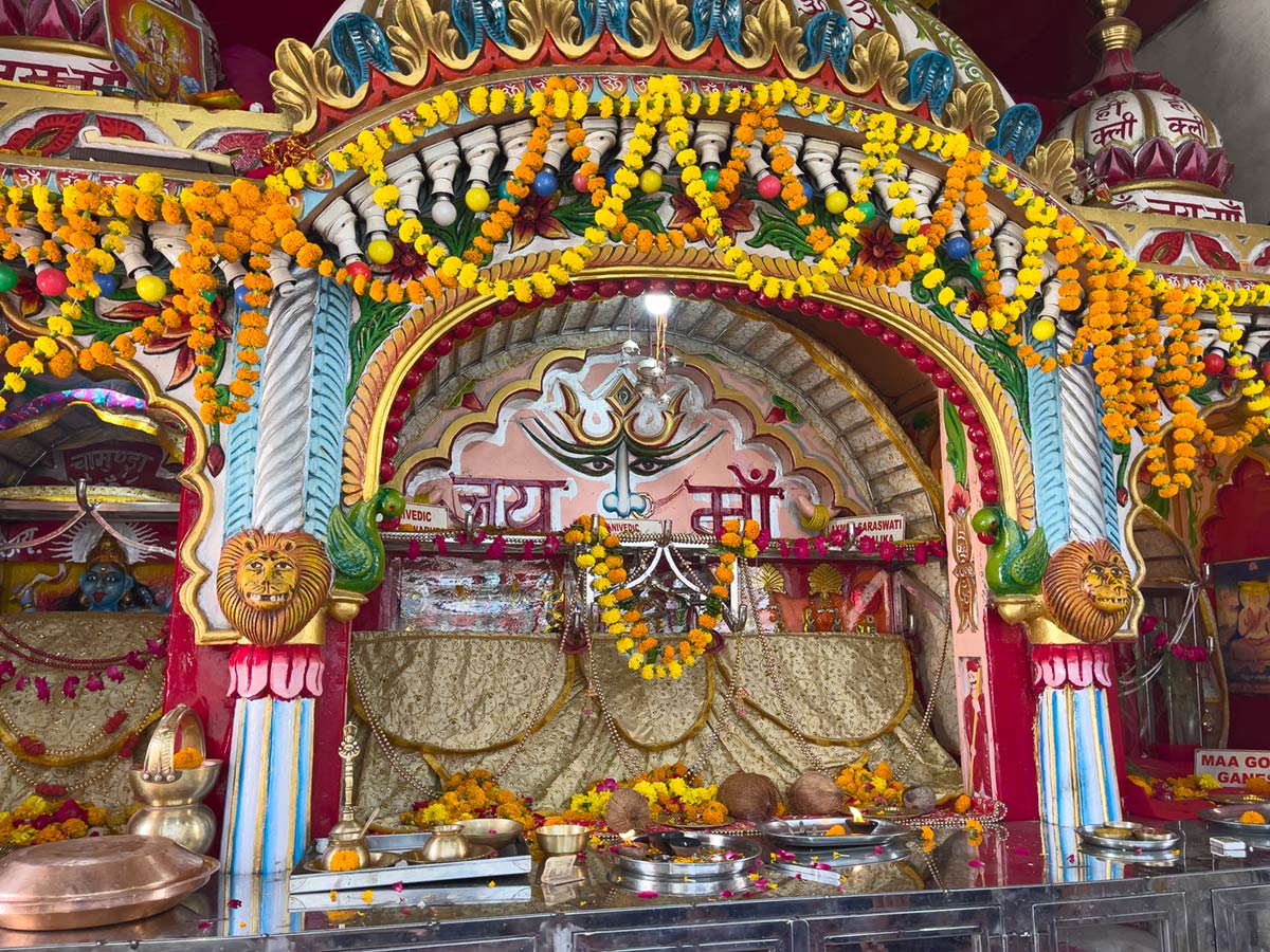 Altar principal del templo de Manibandh Shakti Peeth, Pushkar