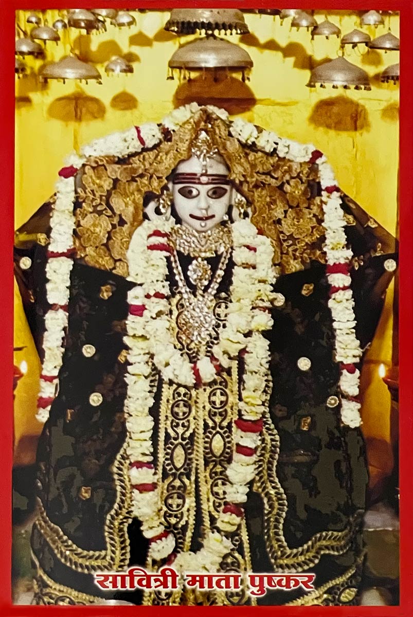 Foto van het standbeeld van godin Savitri Mata, bij haar Savitri Mata-tempel, Pushkar