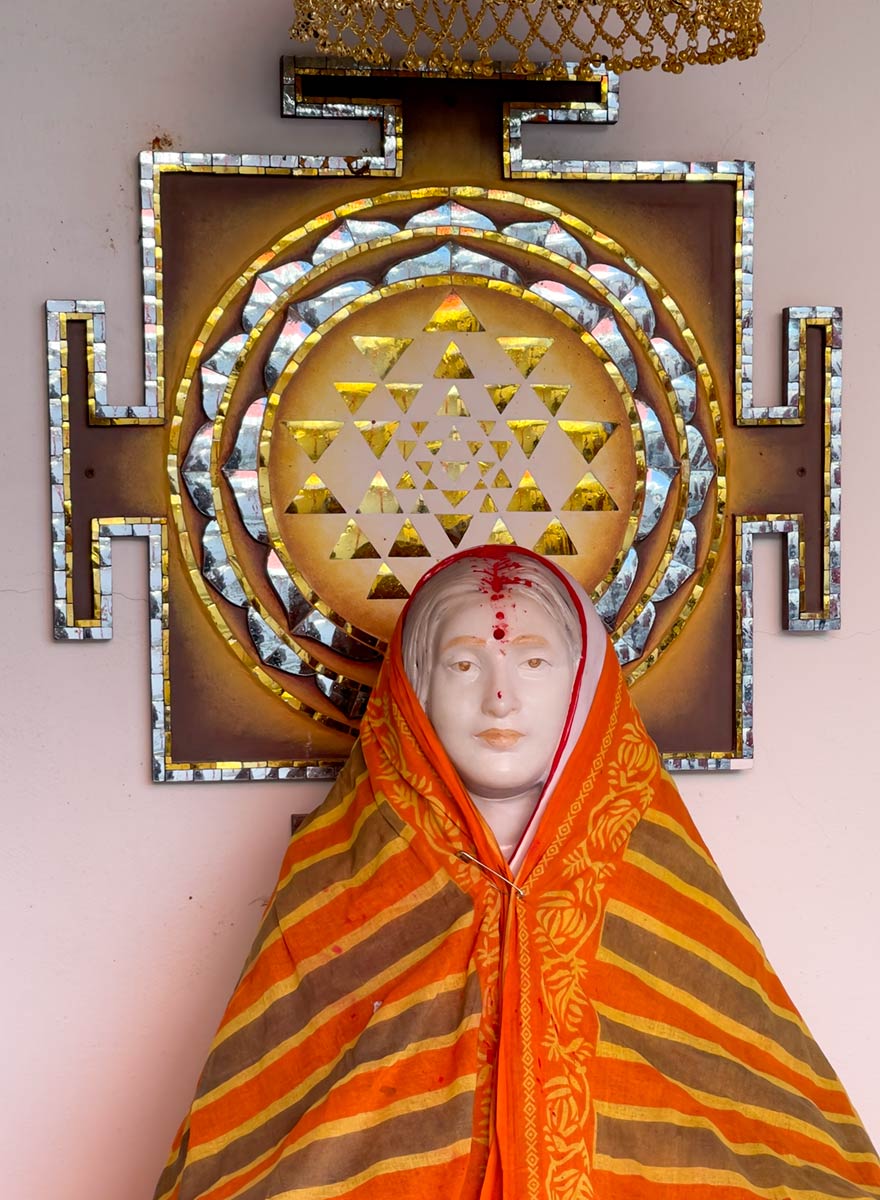 Estatua de Sarada Devi y Sri Yantra en el Templo Savitri Mata, Pushkar
