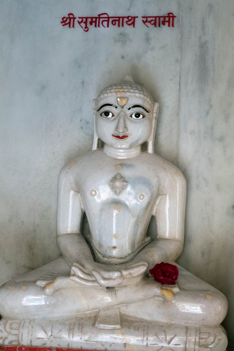 تمثال Tirthankara Sumatinatha ، معبد راناكبور جاين