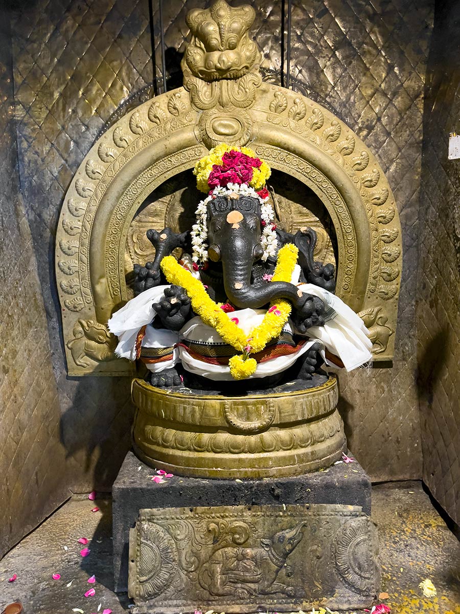 Arulmigu Abathsagayeswarar-Tempel, Alangudi. Statue von Ganesh.