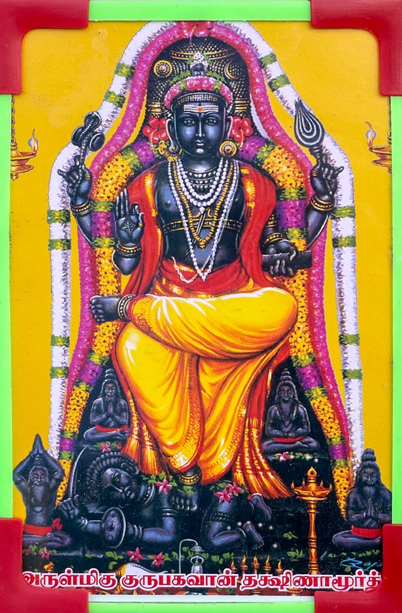 Arulmigu Abathsagayeswarar tenplua, Alangudi. Shiva estatuaren markoa tenplu barruan.